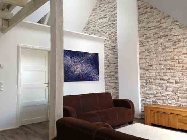 Wohnzimmer mit Natursteinwand