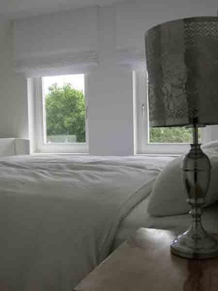 Weißes Schlazimmer mit großem Bett
